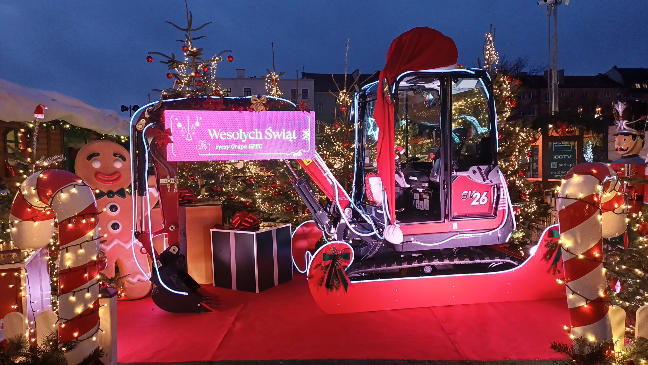 Świąteczna minikoparka Yanmar SV26 z kolorowymi iluminacjami LED na Jarmarku Bożonarodzeniowym w Gdańsku.