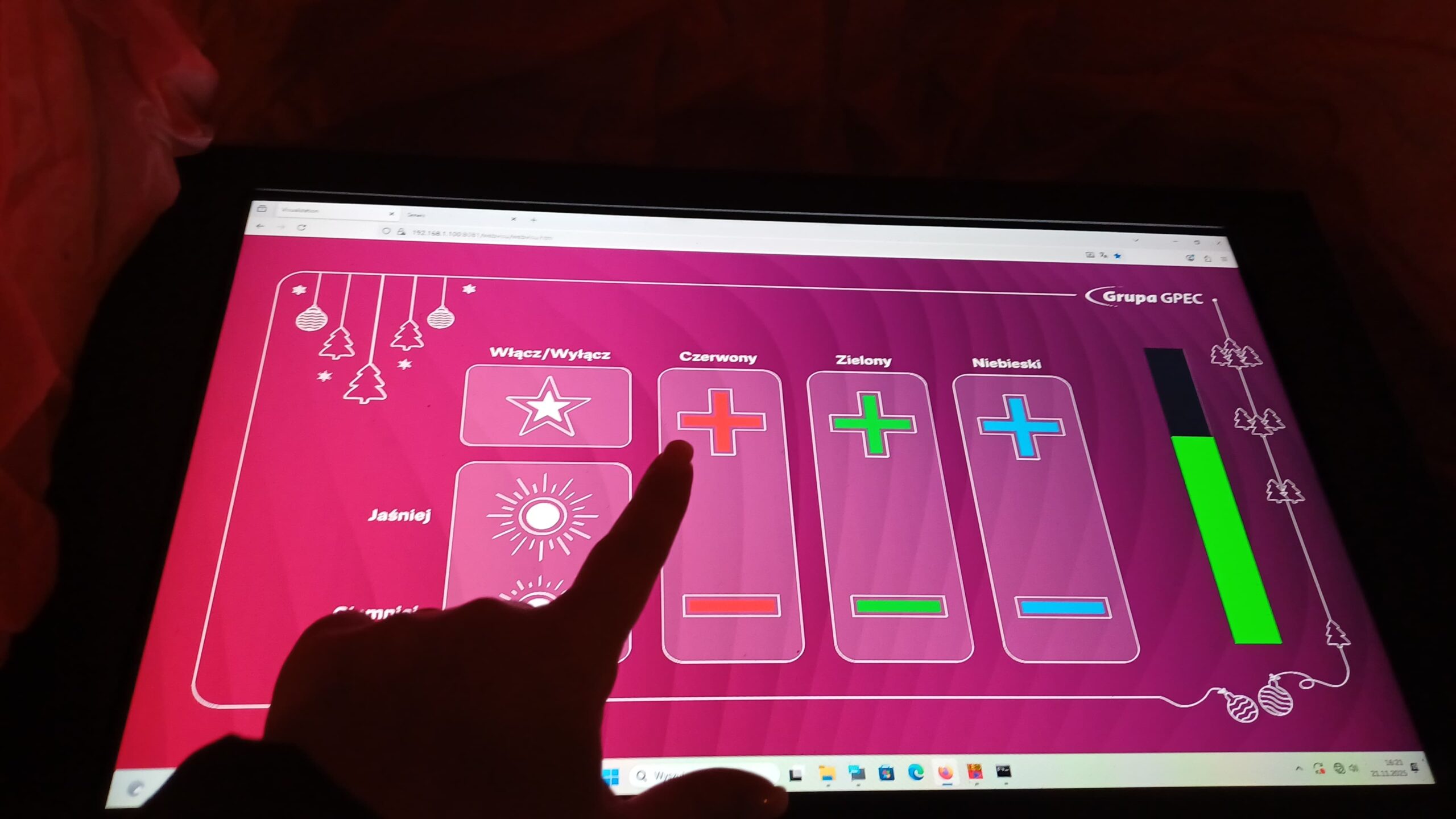 Interaktywne sterowanie oświetleniem LED w minikoparce Yanmar – atrakcja dla dzieci na jarmarku w Gdańsku.