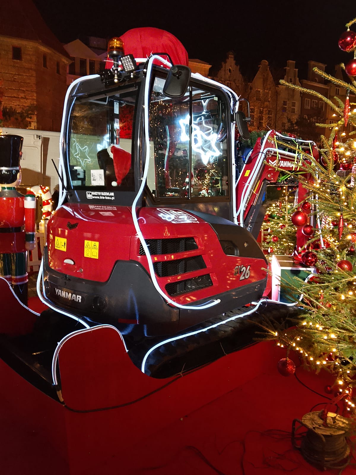 Wsparcie dla Hospicjum im. ks. E. Dutkiewicza podczas świątecznej akcji z minikoparką Yanmar w Gdańsku.